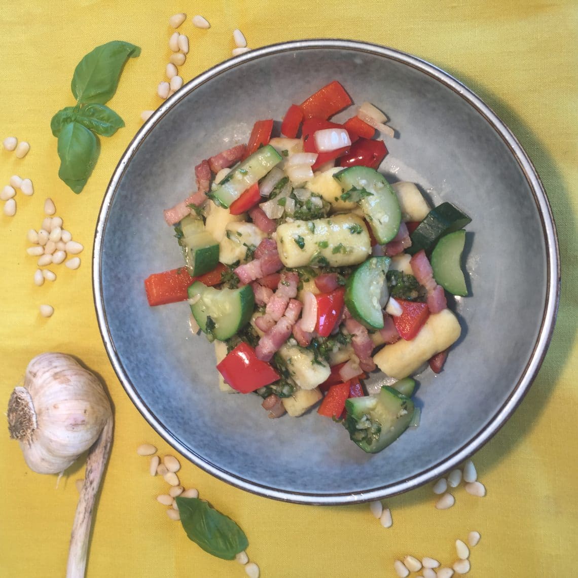 gnocchi sans gluten, lardons, pesto, légumes d'été