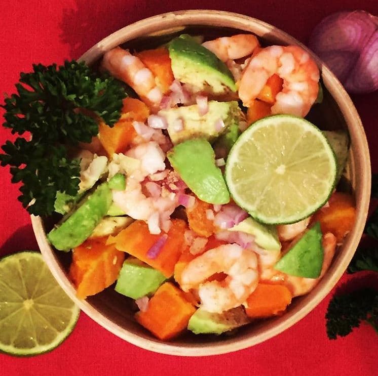 sans gluten ni produits laitiers : salade patate douce avocat crevette coriandre